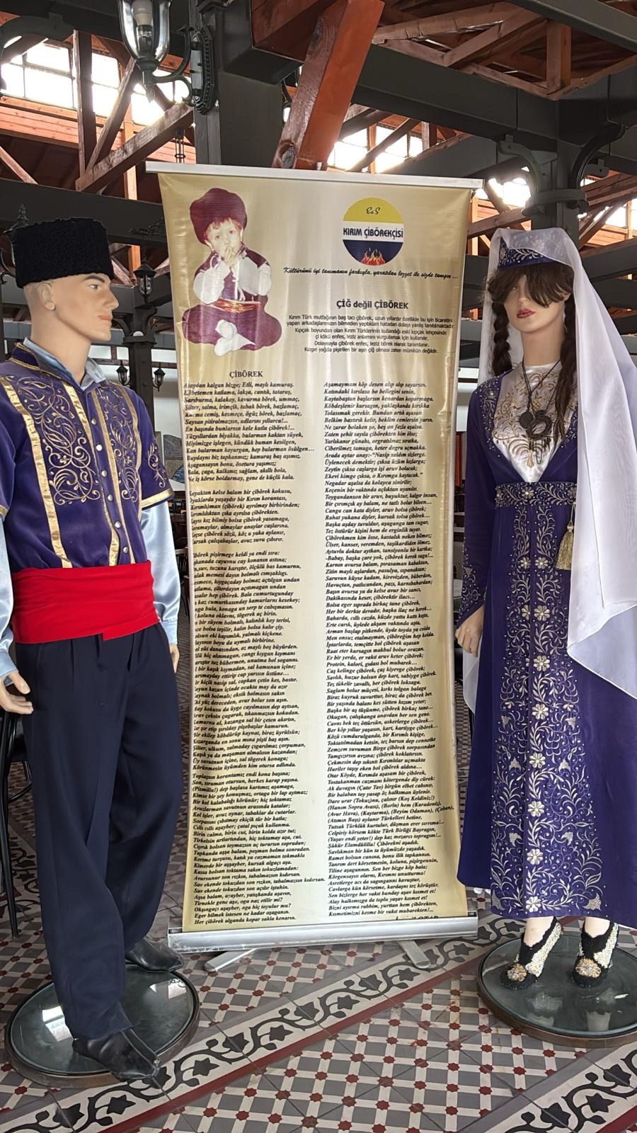 Eskişehir'de bir çibörekçide Kırım Tatar kıyafetleri ve çibörek destanı.