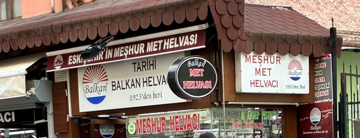Eskişehir'de met helvacıları: tabelalar 1923'ten beri aynı işi anlatıyor.