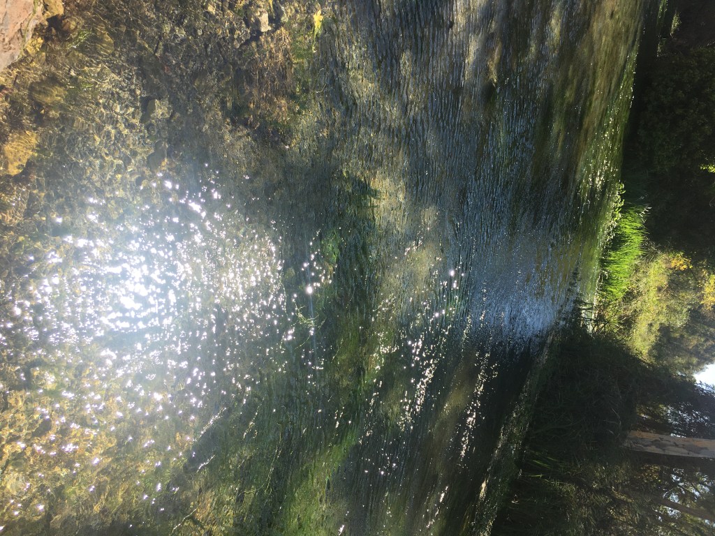 Kadın Azmağı nehrinin berrak suyu, Akyaka — Muğla